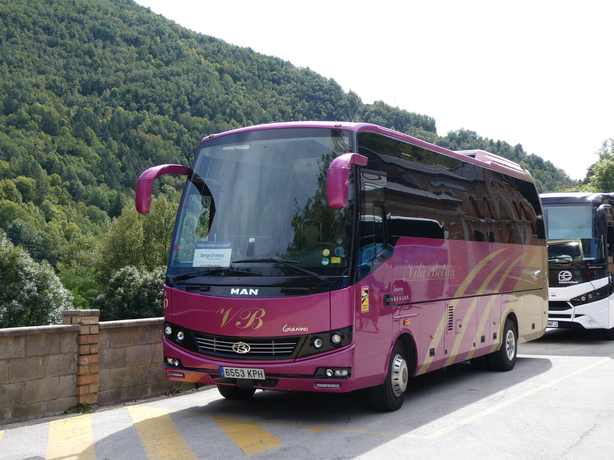 (267'077) - Vil� Betrui, Organy� - 6553 KPH - MAN/Beulas am 16. September 2024 beim Bahnhof Ribes de Freser