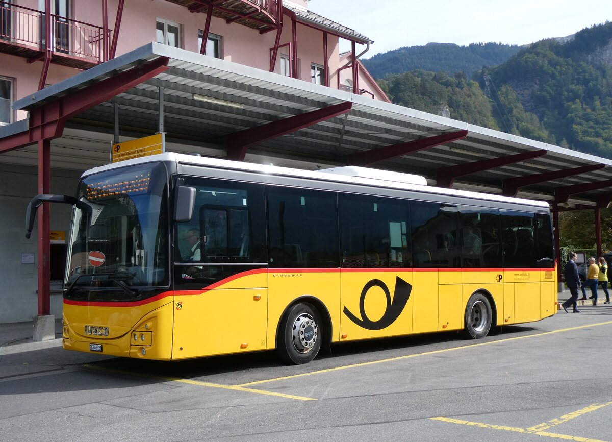 (267'443) - Fl�ck, Brienz - Nr. 27/BE 868'727/PID 11'669 - Iveco am 22. September 2024 in Meiringen, Postautostation