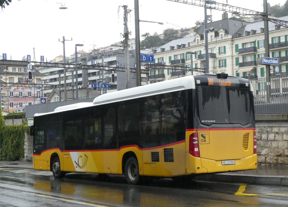 (267'657) - CarPostal Ouest - NE 112'589/PID 10'434 - Mercedes am 1. Oktober 2024 beim Bahnhof Neuch�tel