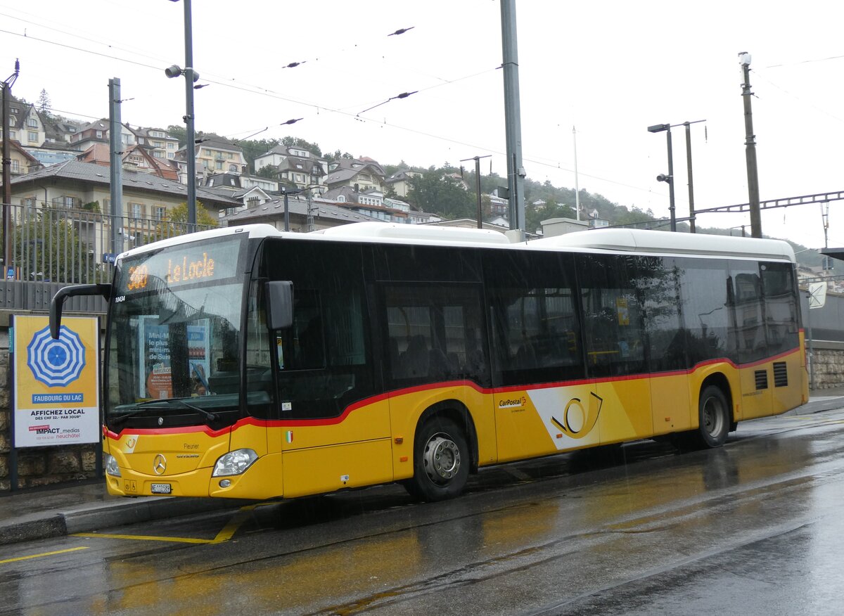 (267'658) - CarPostal Ouest - NE 112'589/PID 10'434 - Mercedes am 1. Oktober 2024 beim Bahnhof Neuch�tel