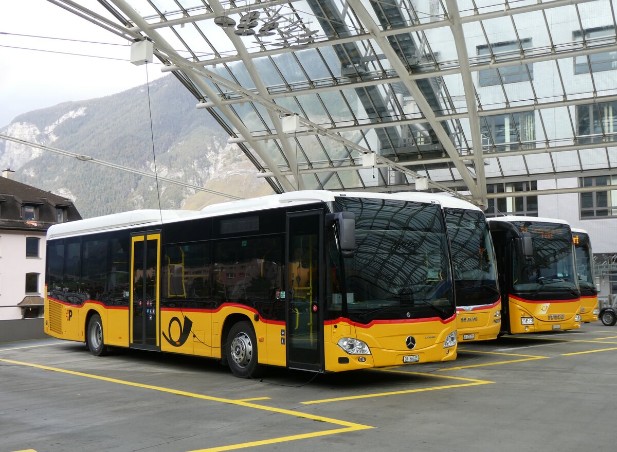 (267'839) - PostAuto Graub�nden - GR 86'325/PID 12'213 - Mercedes am 8. Oktober 2024 in Chur, Postautostation