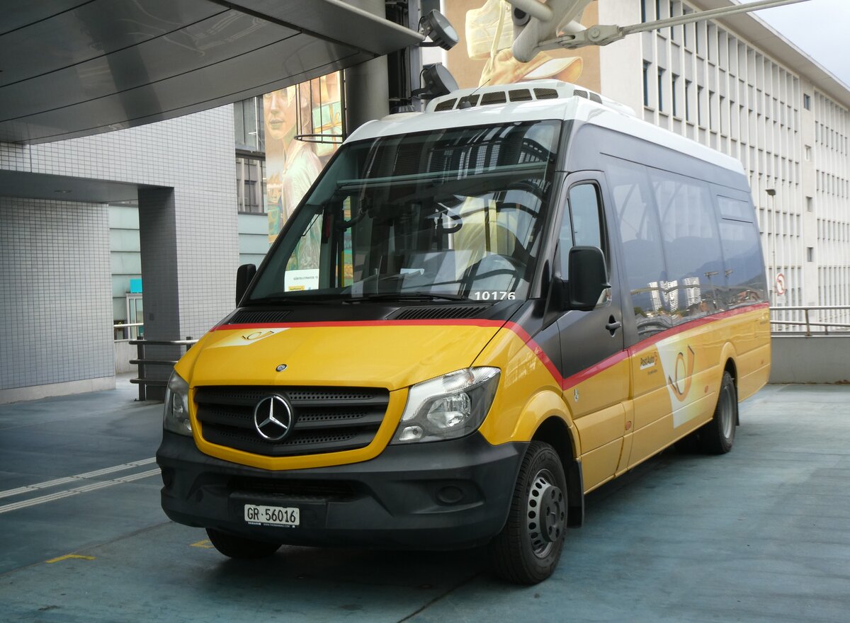 (267'844) - PostAuto Graub�nden - GR 56'016/PID 10'176 - Mercedes am 8. Oktober 2024 in Chur, Postautostation