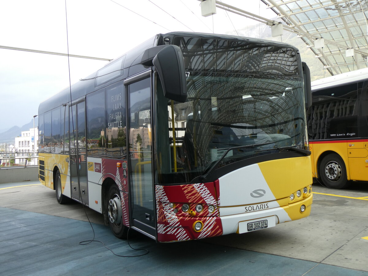(267'845) - PostAuto Graub�nden - GR 102'374/PID 11'757 - Solaris am 8. Oktober 2024 in Chur, Postautostation