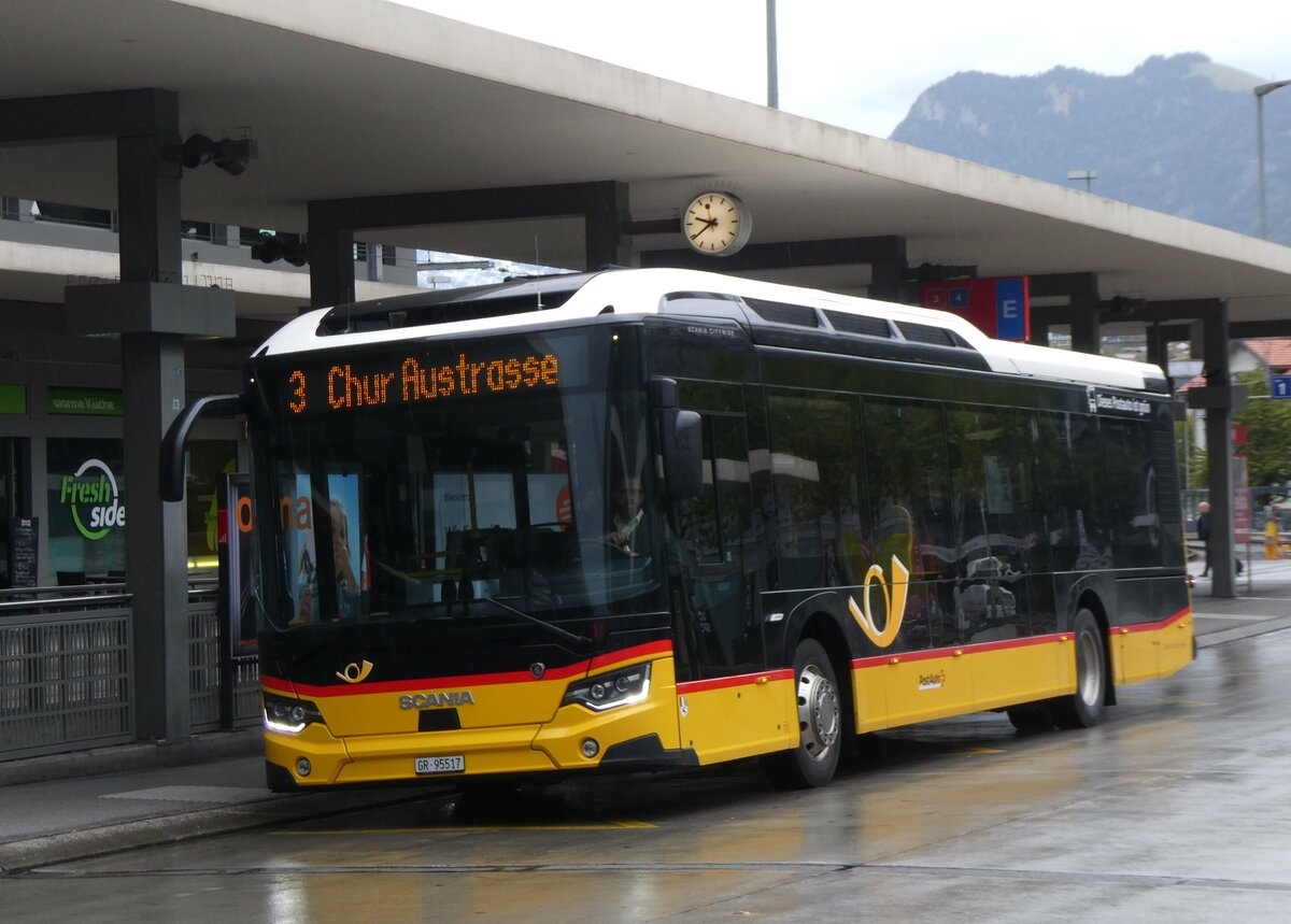 (267'855) - D�nser, Trimmis - GR 95'517/PID 11'896 - eScania (ex GR 184'921) am 8. Oktober 2024 beim Bahnhof Chur