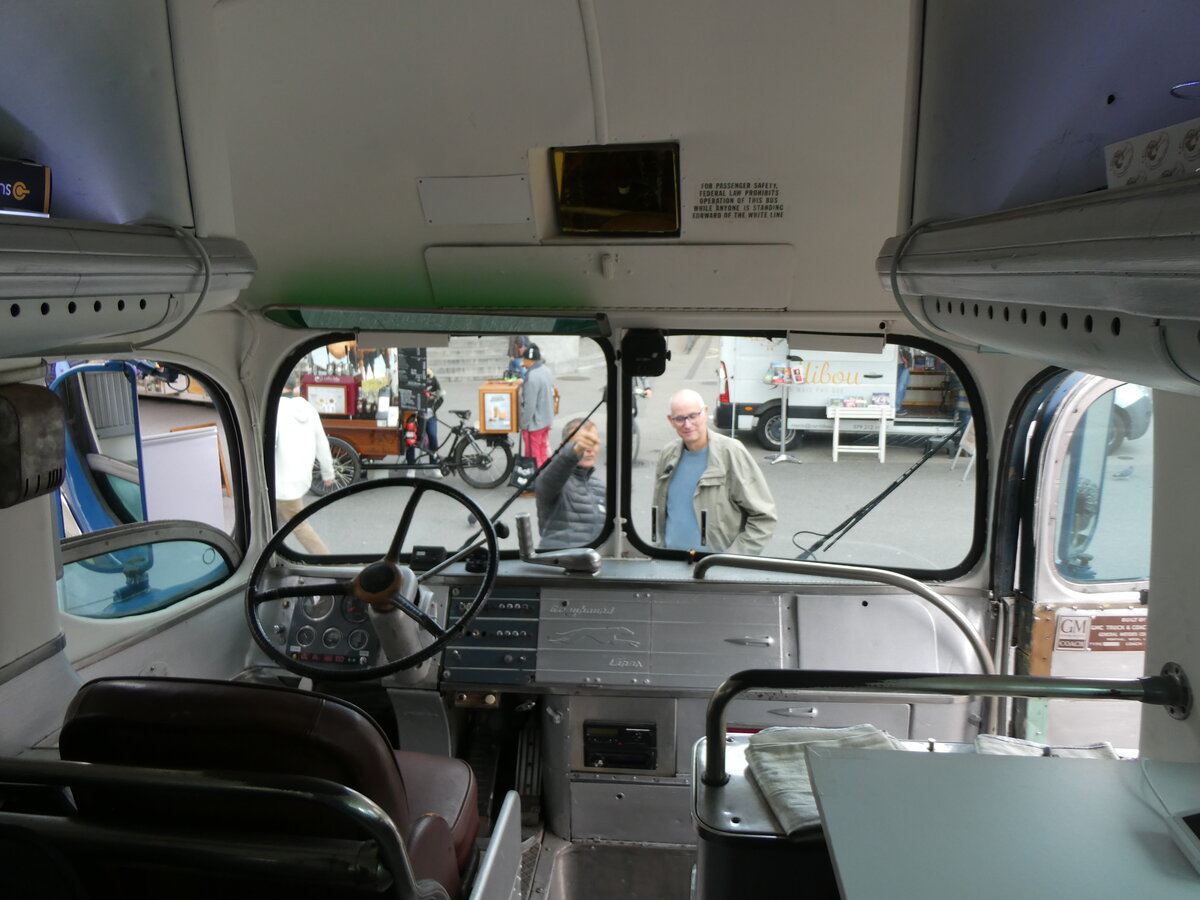 (267'958) - Greyhoundbus, Murten - FR 71'948 - GMC (ex Wooster, Z�rich; ex Northland Greyhound Lines, USA-Minneapolis Nr. N796) am 11. Oktober 2024 in Biel, Zentralplatz (Innenaufnahme)