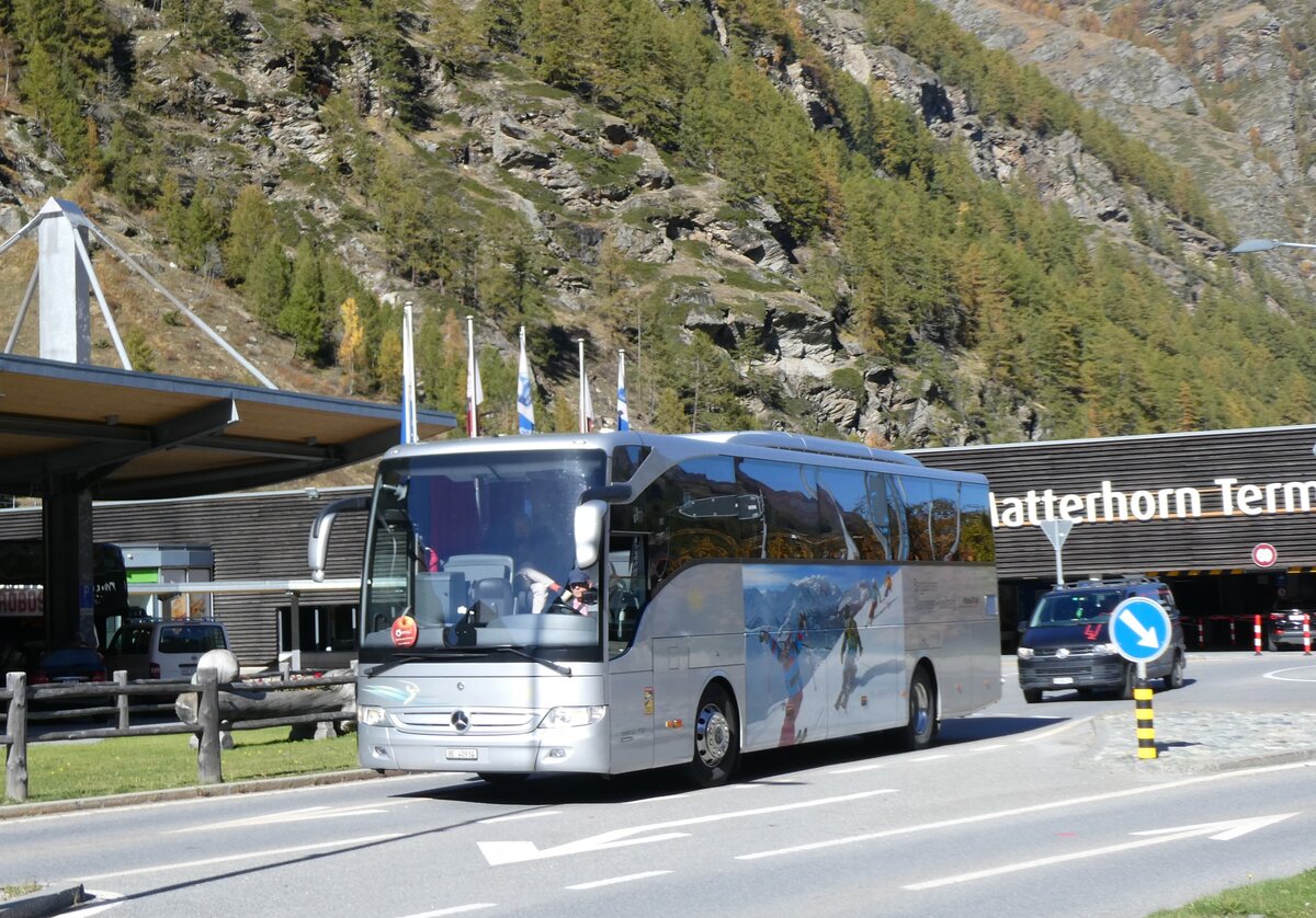 (268'353) - Feuz, Innertkirchen - BE 40'934 - Mercedes am 21. Oktober 2024 beim Bahnhof T�sch