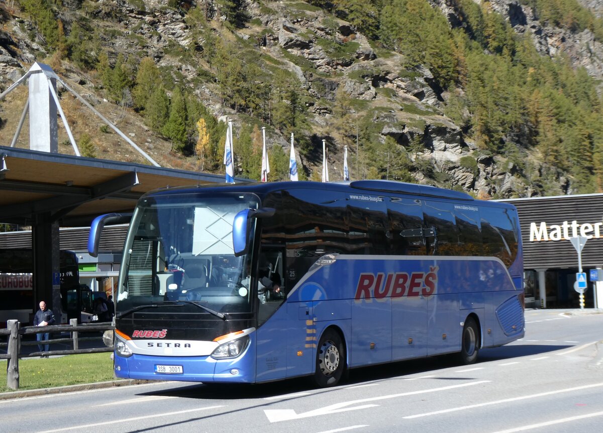 (268'355) - Aus Tschechien: Rubes, Risuty - 3SB 3001 - Setra am 21. Oktober 2024 beim Bahnhof T�sch