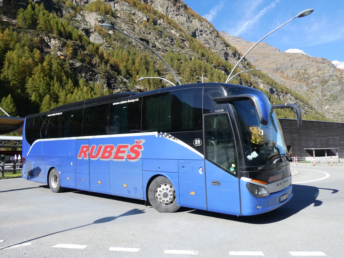 (268'360) - Aus Tschechien: Rubes, Risuty - 3SB 3001 - Setra am 21. Oktober 2024 beim Bahnhof T�sch