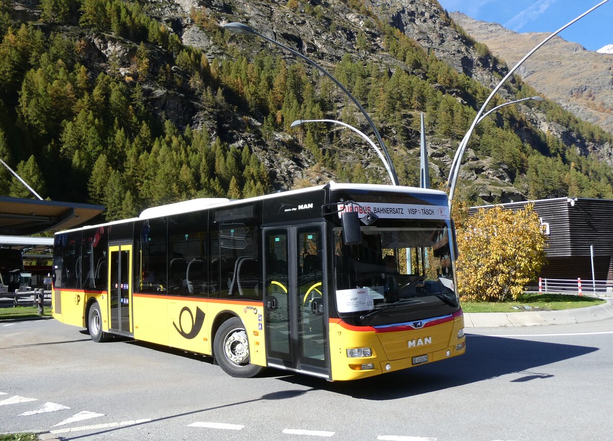 (268'363) - Funi-Car, Biel - Nr. 19/BE 610'619/PID 10'944 - MAN am 21. Oktober 2024 beim Bahnhof T�sch