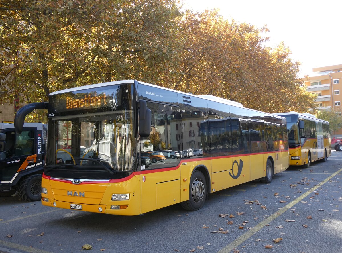(268'370) - PostAuto Wallis - VS 531'960/PID 10'600 - MAN (ex CarPostal Ouest) am 21. Oktober 2024 in Brig, Garage
