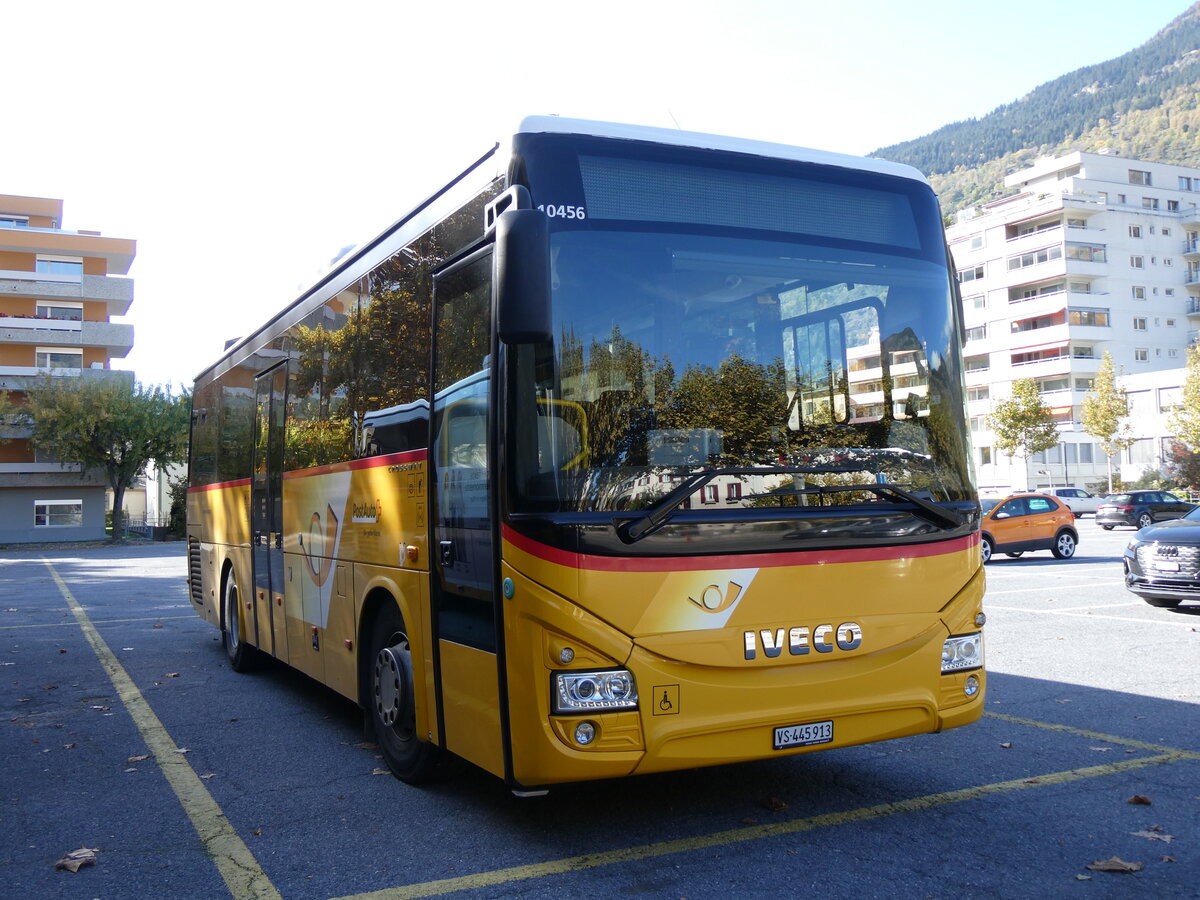 (268'372) - PostAuto Wallis - VS 445'913/PID 10'456 - Iveco am 21. Oktober 2024 in Brig, Garage