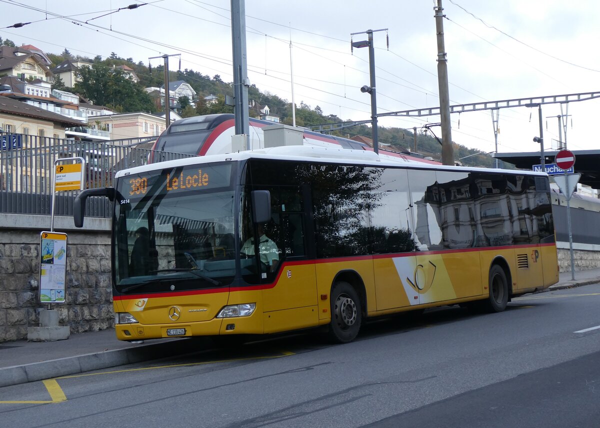 (268'393) - CarPostal Ouest - NE 110'426/PID 5414 - Mercedes (ex JU 28'172; ex Nr. 57; ex Stucki, Porrentruy Nr. 29) am 24. Oktober 2024 beim Bahnhof Neuch�tel