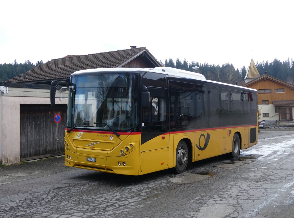 (268'403) - CarPostal Ouest - NE 154'310/PID 10'754 - Volvo am 24. Oktober 2024 in La Br�vine, Post