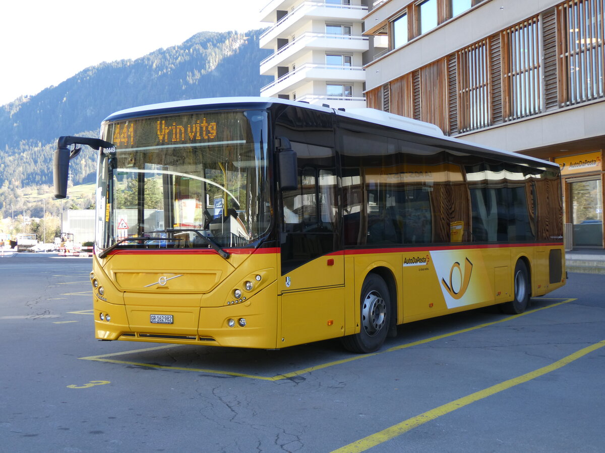 (268'830) - PostAuto Graub�nden - GR 162'982/PID 10'449 - Volvo (ex Nr. 4; ex Fontana, Ilanz Nr. 4) am 29. Oktober 2024 beim Bahnhof Ilanz