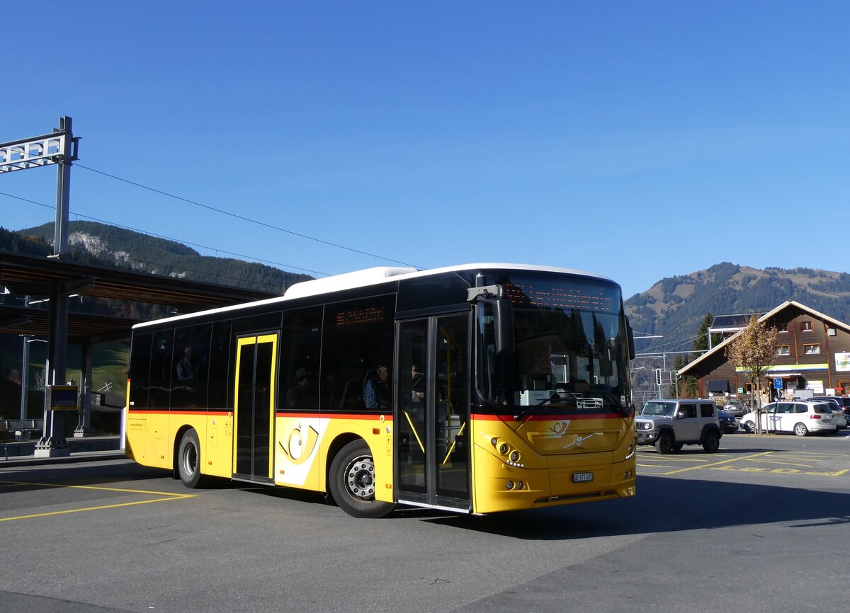 (268'970) - K�bli, Gstaad - BE 671'405/PID 11'459 - Volvo (ex BE 21'779) am 7. November 2024 beim Bahnhof Gstaad