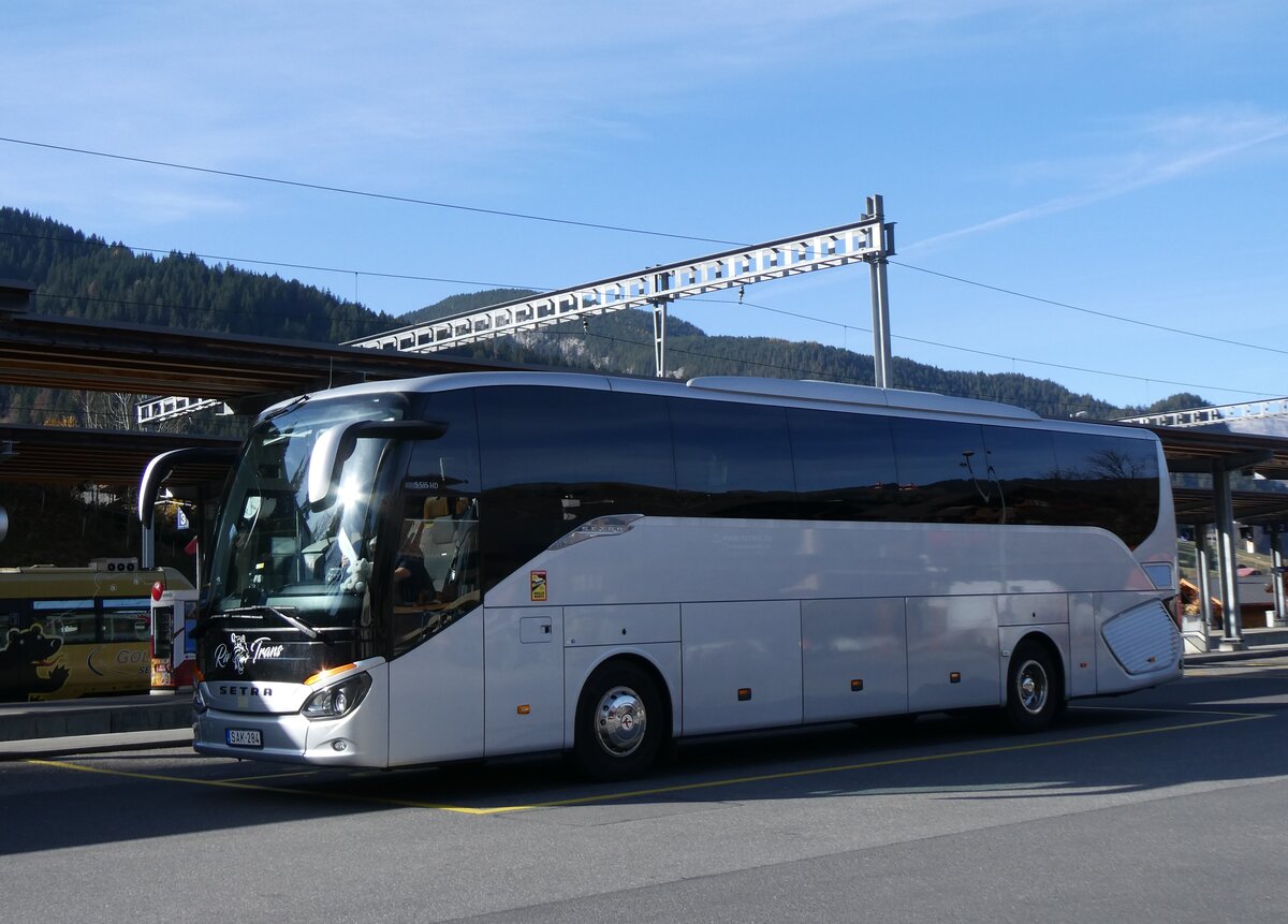(268'982) - Aus Ungarn: Riv Trans, Nagyk�r�s - SAK-284 - Setra am 7. November 2024 beim Bahnhof Gstaad 
