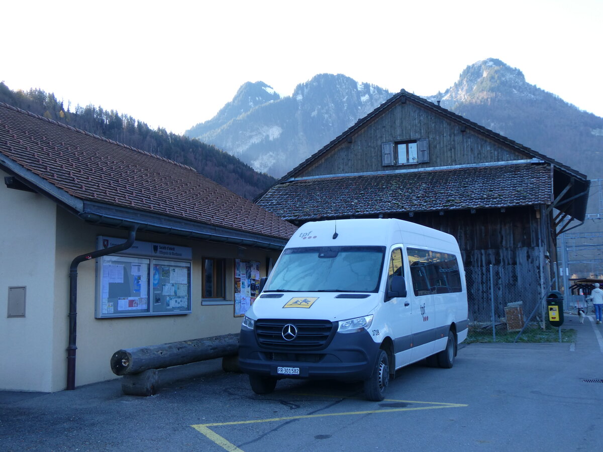 (269'189) - TPF Fribourg - Nr. 1718/FR 301'582 - Mercedes am 16. November 2024 beim Bahnhof Montbovon