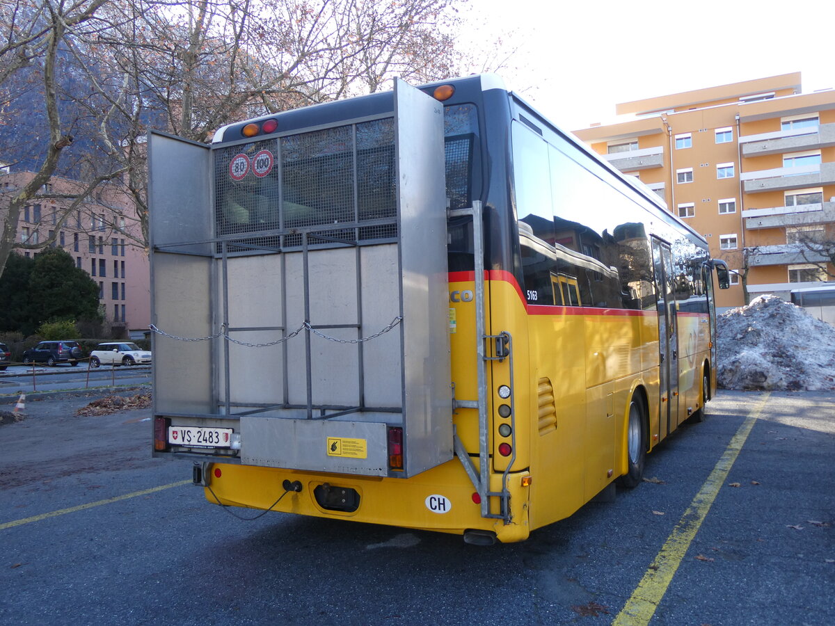 (269'476) - PostAuto Wallis - VS 2483/PID 5163 - Irisbus (ex Moosalp Tours, Stalden) am 29. November 2024 in Brig, Garage