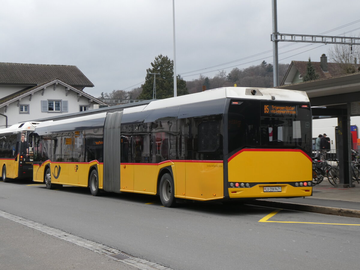 (269'785) - H�fliger, Sursee - Nr. 31/LU 206'947/PID 11'232 - Solaris am 10. Dezember 2024 beim Bahnhof Sursee