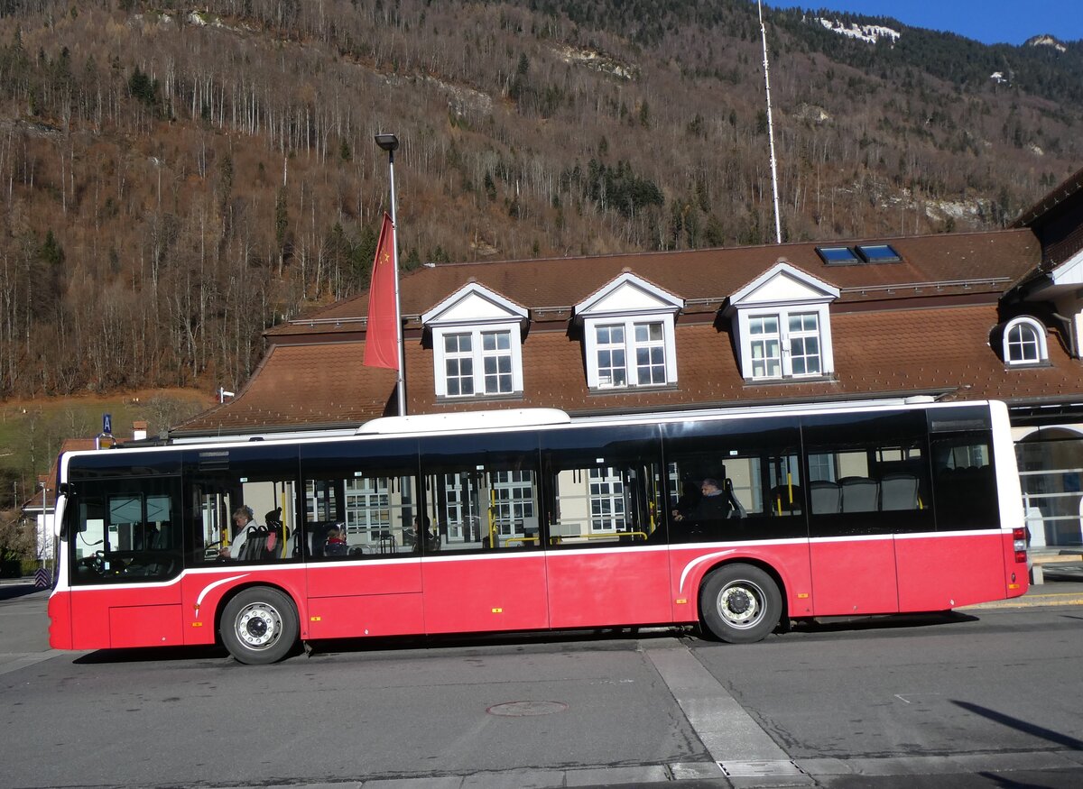 (269'894) - PostAuto Bern - BE 403'166/PID 12'336 - MAN (ex Dr. Richard, A-Wien Nr. 1411) am 16. Dezember 2024 beim Bahnhof Interlaken Ost