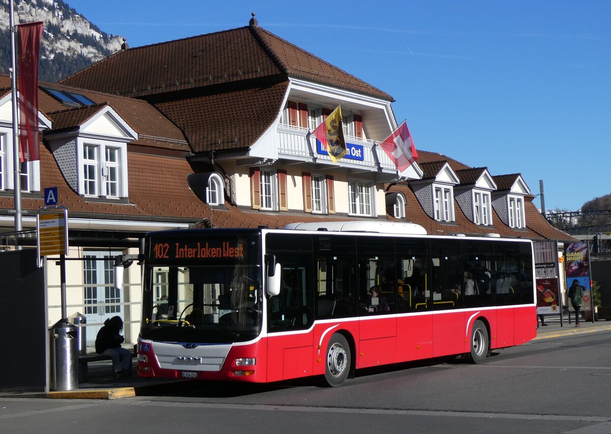 (269'910) - PostAuto Bern - BE 654'090/PID 12'339 - MAN (ex Dr. Richard, A-Wien Nr. 1419) am 16. Dezember 2024 beim Bahnhof Interlaken Ost