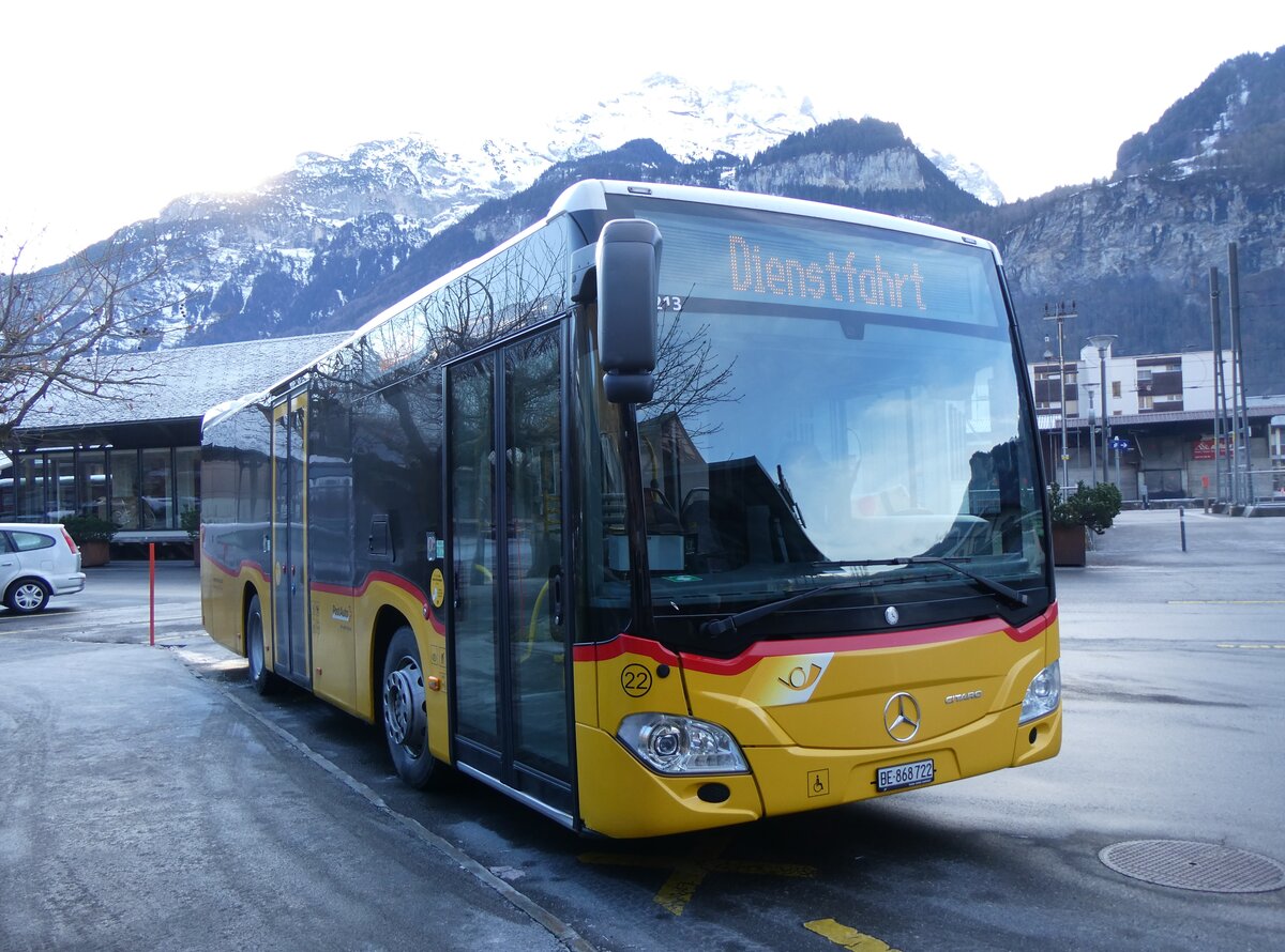 (269'942) - Fl�ck, Brienz - Nr. 22/BE 868'722/PID 11'213 - Mercedes am 17. Dezember 2024 in Meiringen, Postautostation