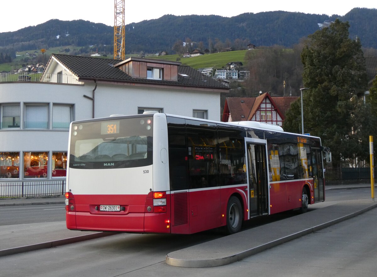 (269'974) - PostAuto Zentralschweiz - Nr. 530/OW 26'301/PID 12'338 - MAN (ex Dr. Richard, A-Wien Nr. 1418) am 17. Dezember 2024 beim Bahnhof Sarnen
