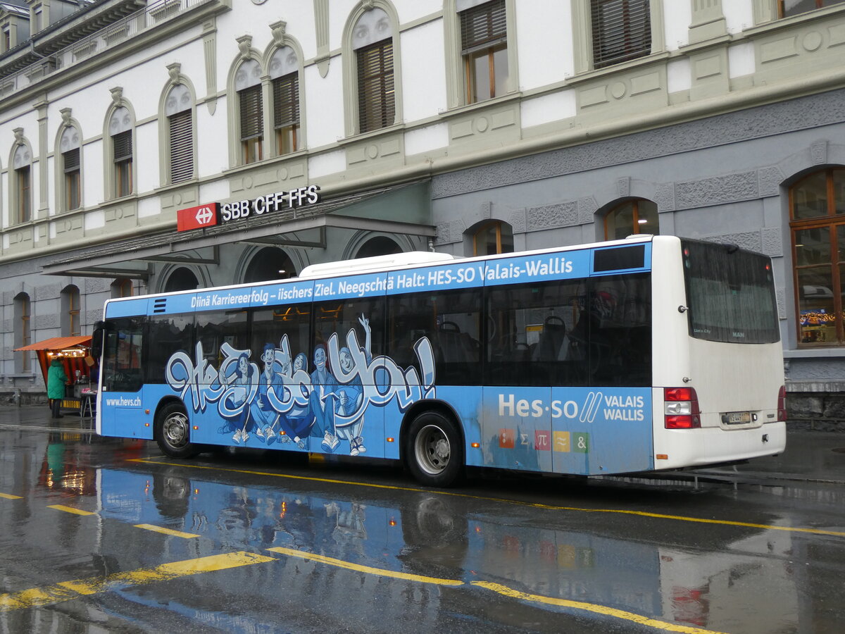 (270'015) - PostAuto Wallis - VS 449'117/PID 10'445 - MAN am 19. Dezember 2024 beim Bahnhof Brig