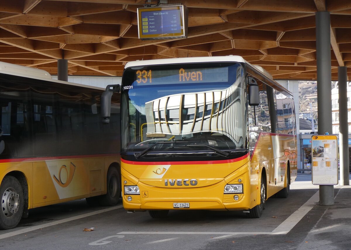 (270'042) - Ev�quoz, Erde - VS 13'423/PID 10'231 - Iveco am 20. Dezember 2024 beim Bahnhof Sion