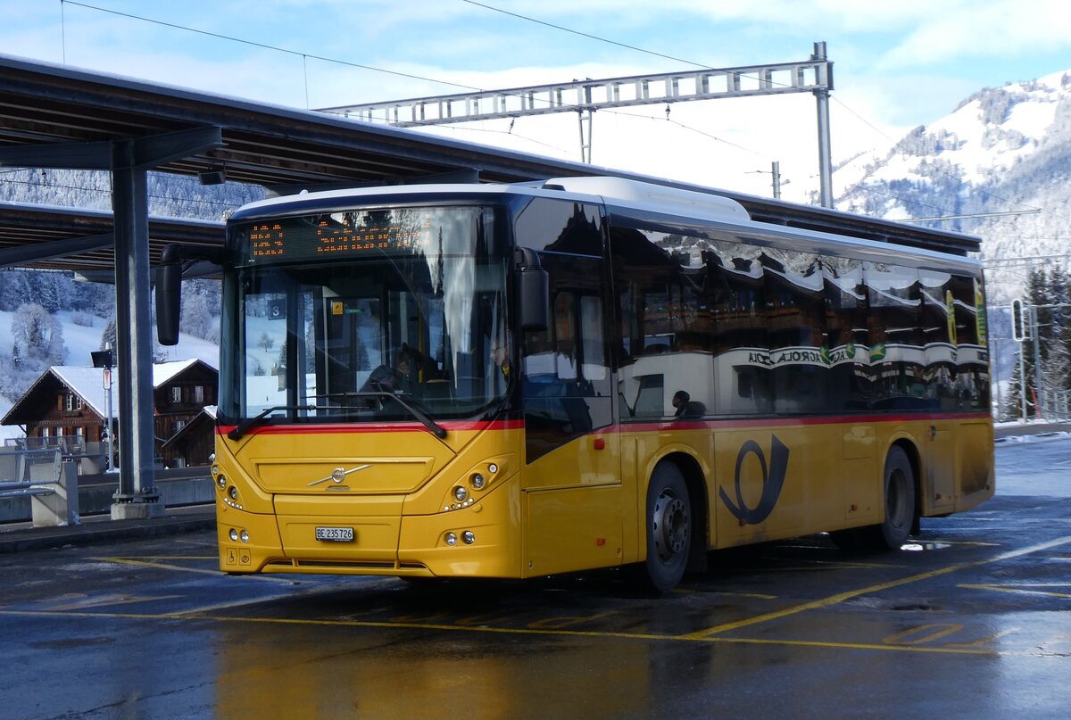(270'053) - K�bli, Gstaad - BE 235'726/PID 10'535 - Volvo am 21. Dezember 2024 beim Bahnhof Gstaad