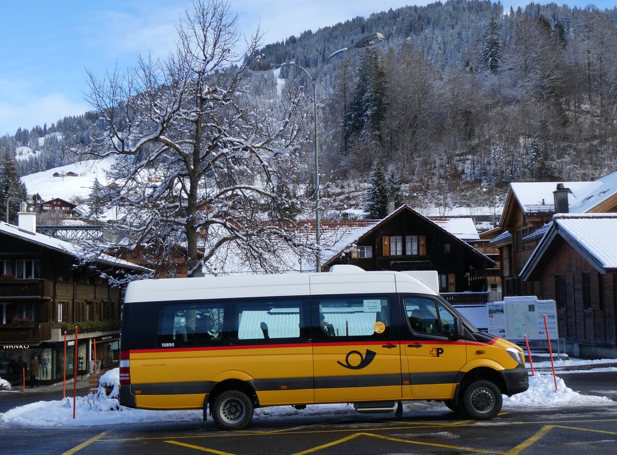 (270'055) - K�bli, Gstaad BE 305'545/PID 10'890 - Mercedes am 21. Dezember 2024 beim Bahnhof Gstaad