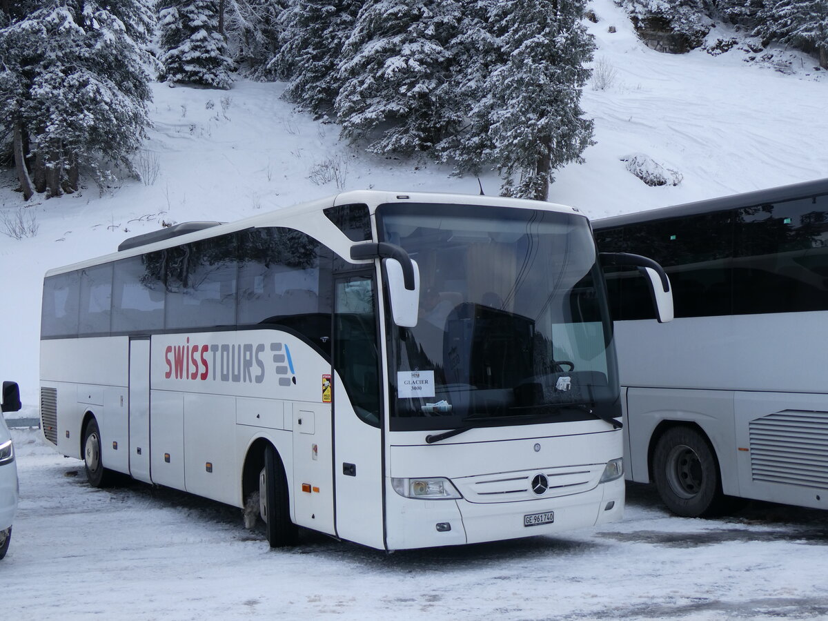 (270'067) - Swisstours Transport, Gen�ve - GE 961'740 - Mercedes am 21. Dezember 2024 in Col du Pillon, Glacier 3000 
