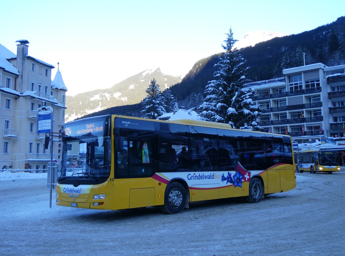 (270'331) - GrindelwaldBus, Grindelwald - Nr. 13/BE 407'170 - MAN/G�ppel am 29. Dezember 2024 beim Bahnhof Grindelwald