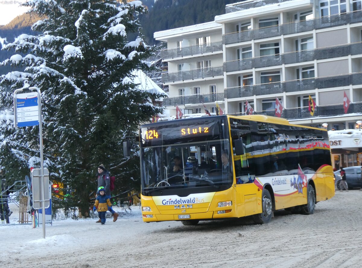 (270'399) - GrindelwaldBus, Grindelwald - Nr. 13/BE 407'170 - MAN/G�ppel am 29. Dezember 2024 beim Bahnhof Grindelwald