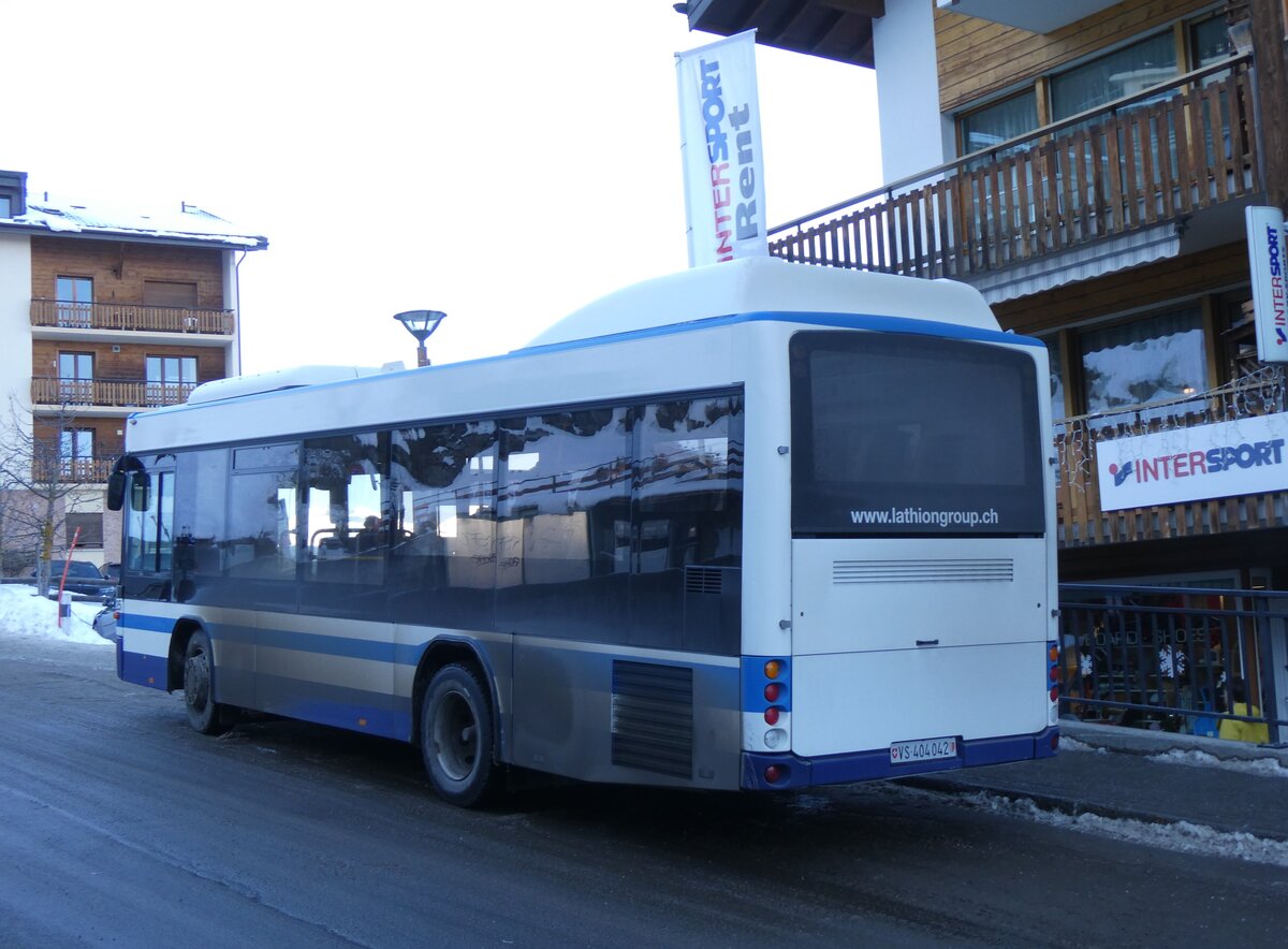 (270'491) - Lathion, Sion - Nr. 25/VS 404'042 - Scania/Hess (ex AHW Horgen; ex ZVB Zug Nr. 140) am 1. Januar 2025 in Haute-Nendaz, T�l�cabine