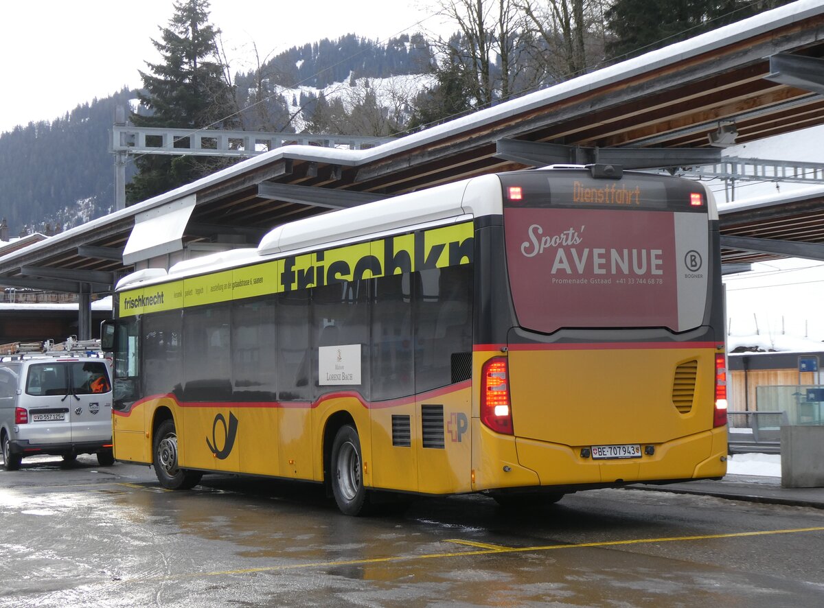 (270'693) - PostAuto Bern - BE 707'943/PID 11'857 - Mercedes (ex K�bli, Gstaad; ex PostAuto Bern BE 538'988; ex PostAuto BE 653'386) am 6. Januar 2025 beim Bahnhof Gstaad