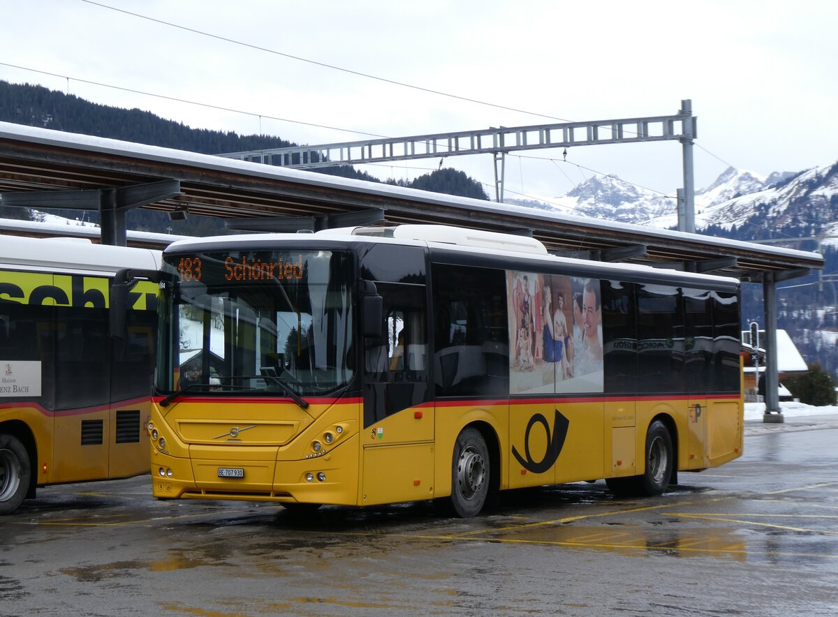 (270'698) - PostAuto Bern - BE 707'930/PID 10'964 - Volvo (ex K�bli, Gstaad) am 6. Januar 2025 beim Bahnhof Gstaad