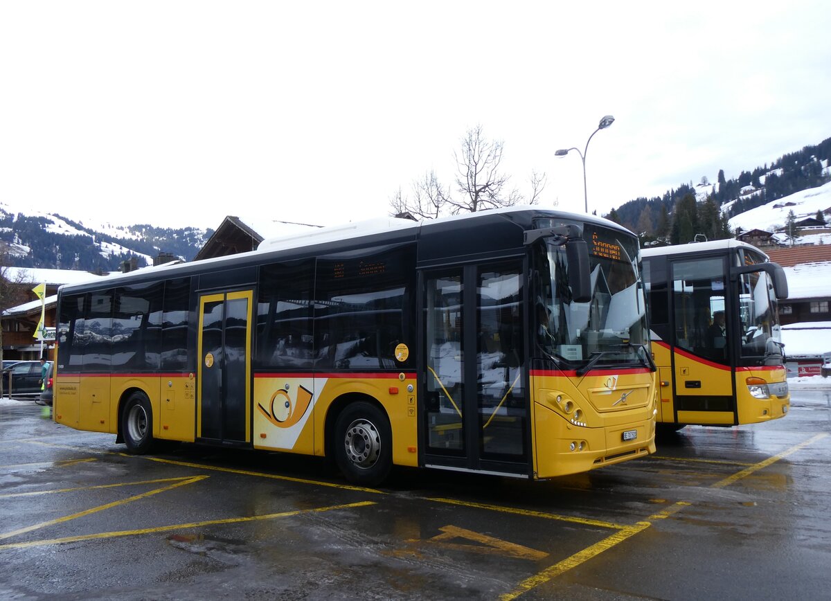 (270'705) - PostAuto Bern - BE 707'920/PID 11'459 - Volvo (ex K�bli, Gstaad BE 671'405; ex K�bli, Gstaad BE 21'779) am 6. Januar 2025 beim Bahnhof Gstaad