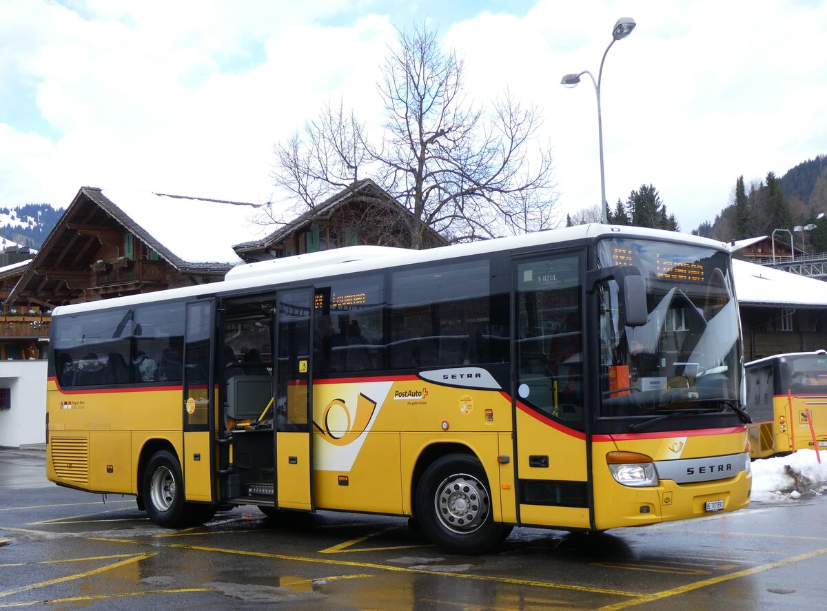 (270'719) - PostAuto Bern - Nr. 3/BE 707'891/PID 4535 - Setra (ex K�bli, Gstaad Nr. 3) am 6. Januar 2025 beim Bahnhof Gstaad