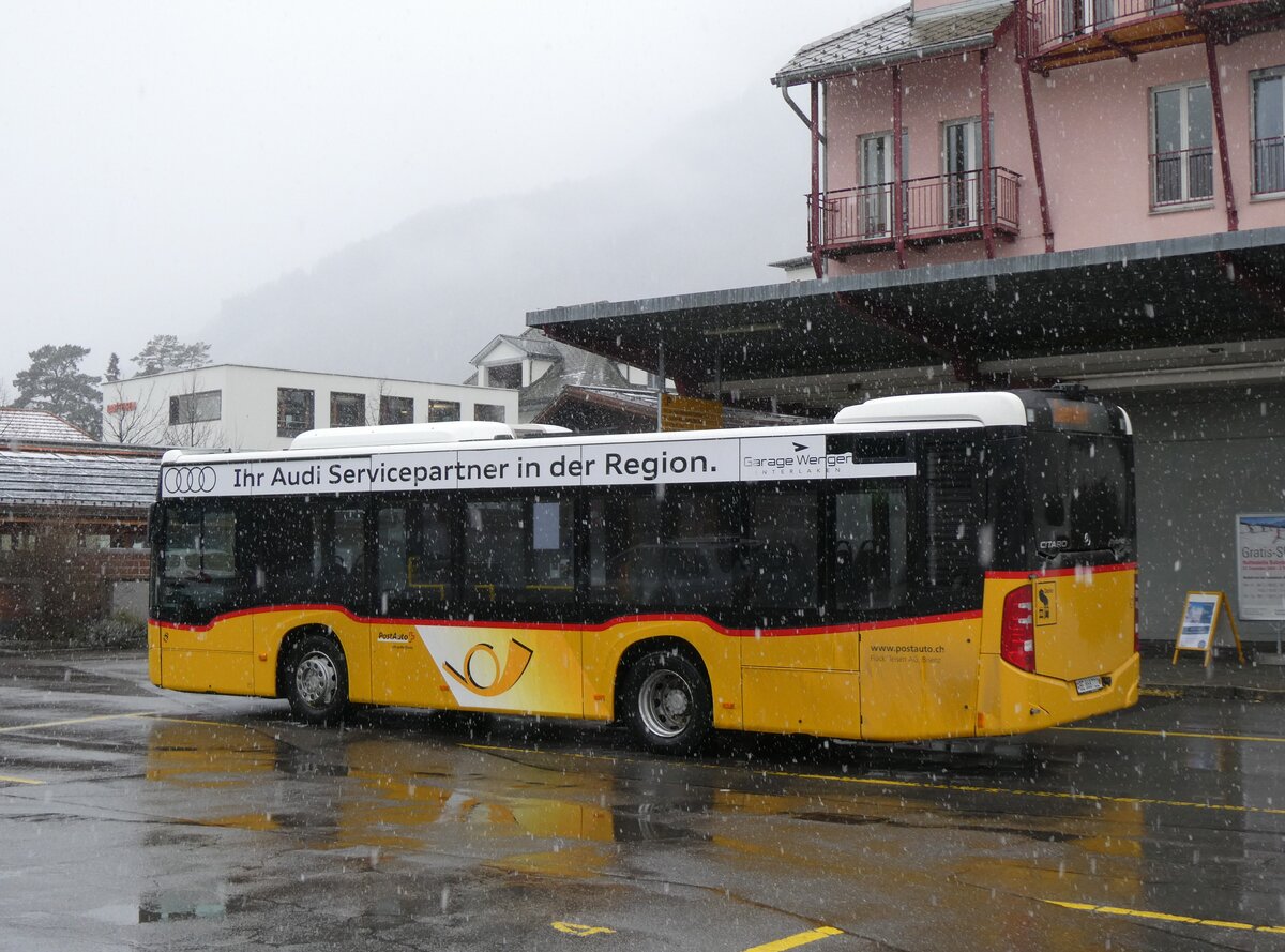 (270'798) - Fl�ck, Brienz - Nr. 22/BE 868'722/PID 11'213 - Mercedes am 10. Januar 2025 in Meiringen, Postautostation