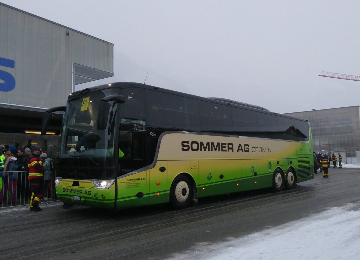 (270'849) - Sommer, Gr�nen - BE 226'999 - Van Hool am 11. Januar 2025 beim Bahnhof Frutigen
