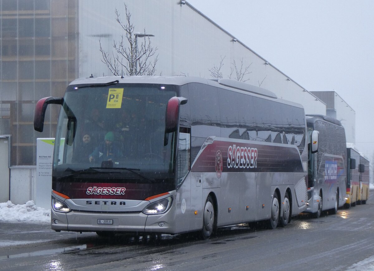 (270'866) - S�gesser, Wintersingen - Nr. 12/BL 20'531 - Setra am 11. Januar 2025 beim Bahnhof Frutigen