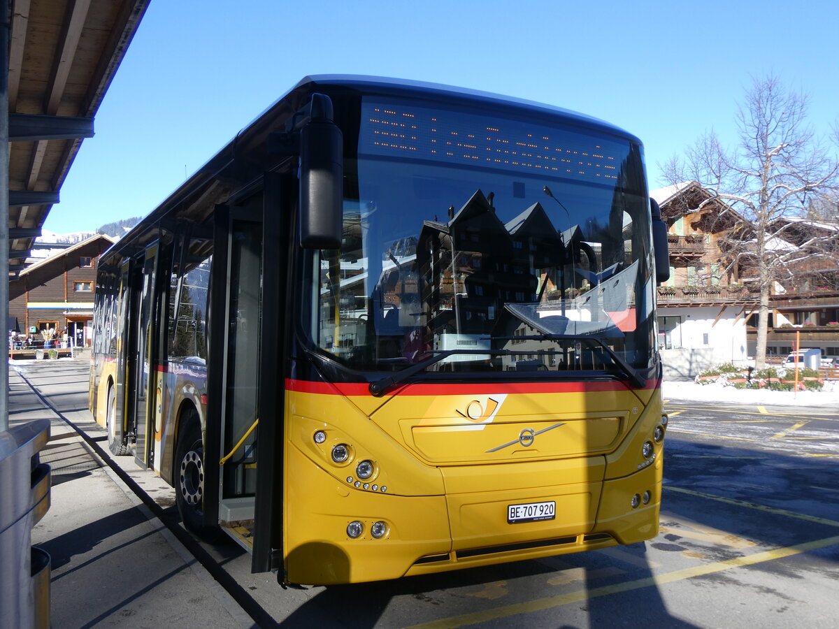 (271'117) - PostAuto Bern - BE 707'920/PID 11'459 - Volvo (ex K�bli, Gstaad BE 671'405; ex K�bli, Gstaad BE 21'779) am 13. Januar 2025 beim Bahnhof Gstaad