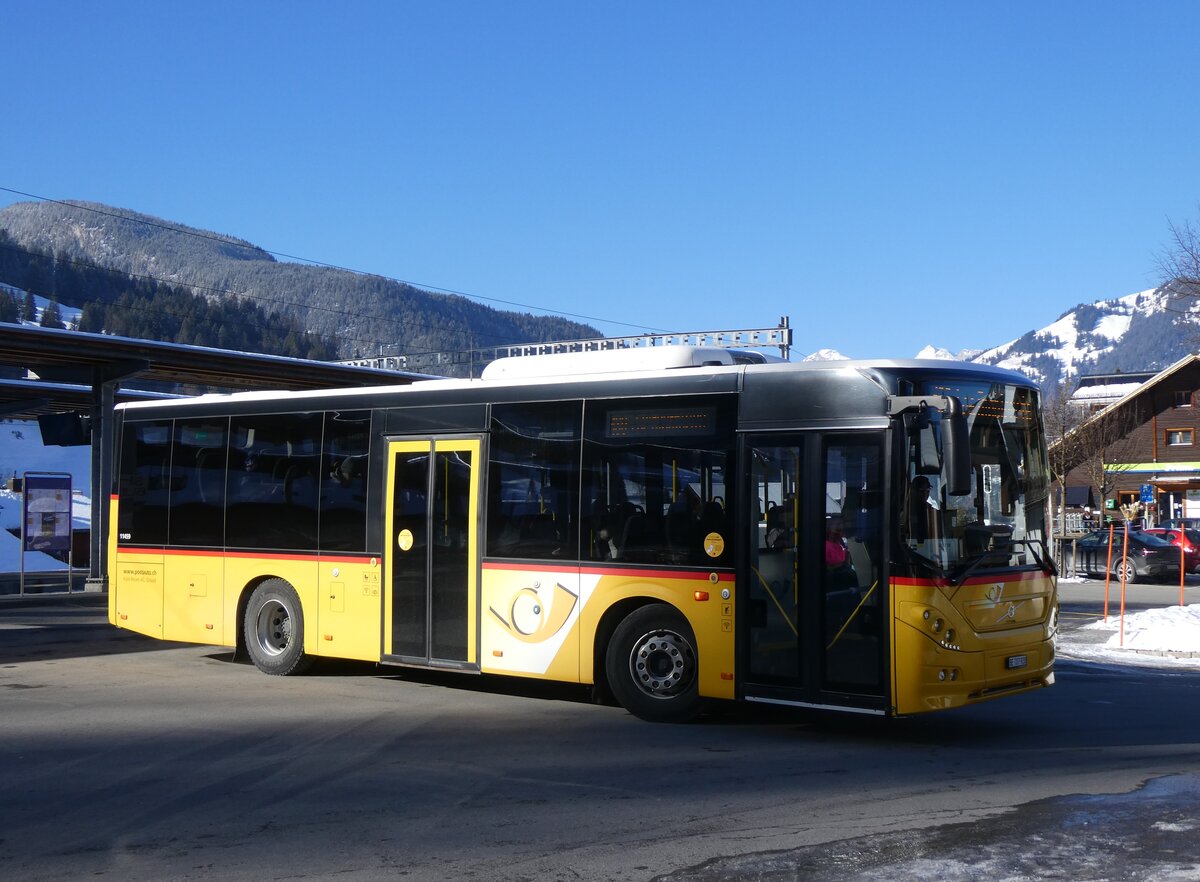 (271'118) - PostAuto Bern - BE 707'920/PID 11'459 - Volvo (ex K�bli, Gstaad BE 671'405; ex K�bli, Gstaad BE 21'779) am 13. Januar 2025 beim Bahnhof Gstaad