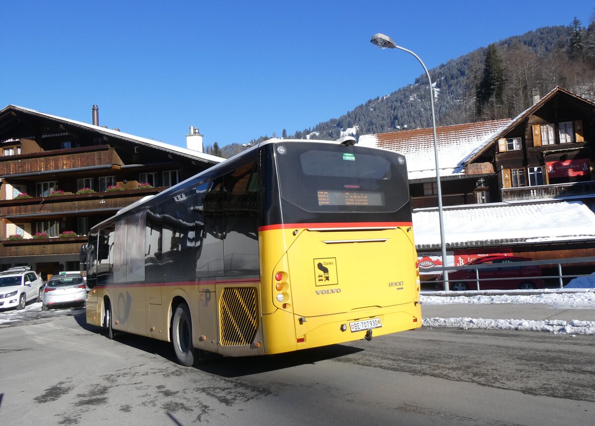 (271'120) - PostAuto Bern - BE 707'930/PID 10'964 - Volvo (ex K�bli, Gstaad) am 13. Januar 2025 beim Bahnhof Gstaad