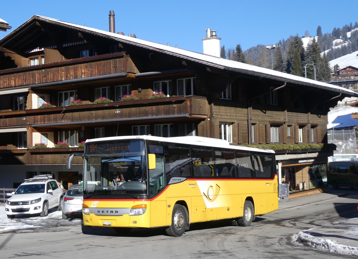 (271'121) - PostAuto Bern - Nr. 3/BE 707'891/PID 4535 - Setra (ex K�bli, Gstaad Nr. 3) am 13. Januar 2025 beim Bahnhof Gstaad