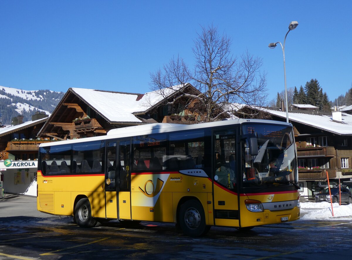 (271'122) - PostAuto Bern - Nr. 3/BE 707'891/PID 4535 - Setra (ex K�bli, Gstaad Nr. 3) am 13. Januar 2025 beim Bahnhof Gstaad