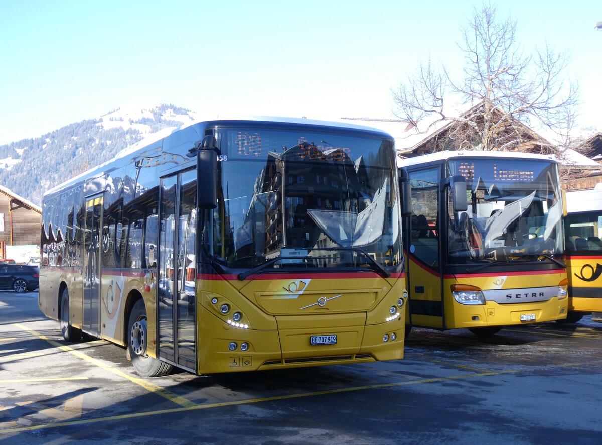 (271'123) - PostAuto Bern - BE 707'919/PID 11'458 - Volvo (ex K�bli, Gstaad) am 13. Januar 2025 beim Bahnhof Gstaad