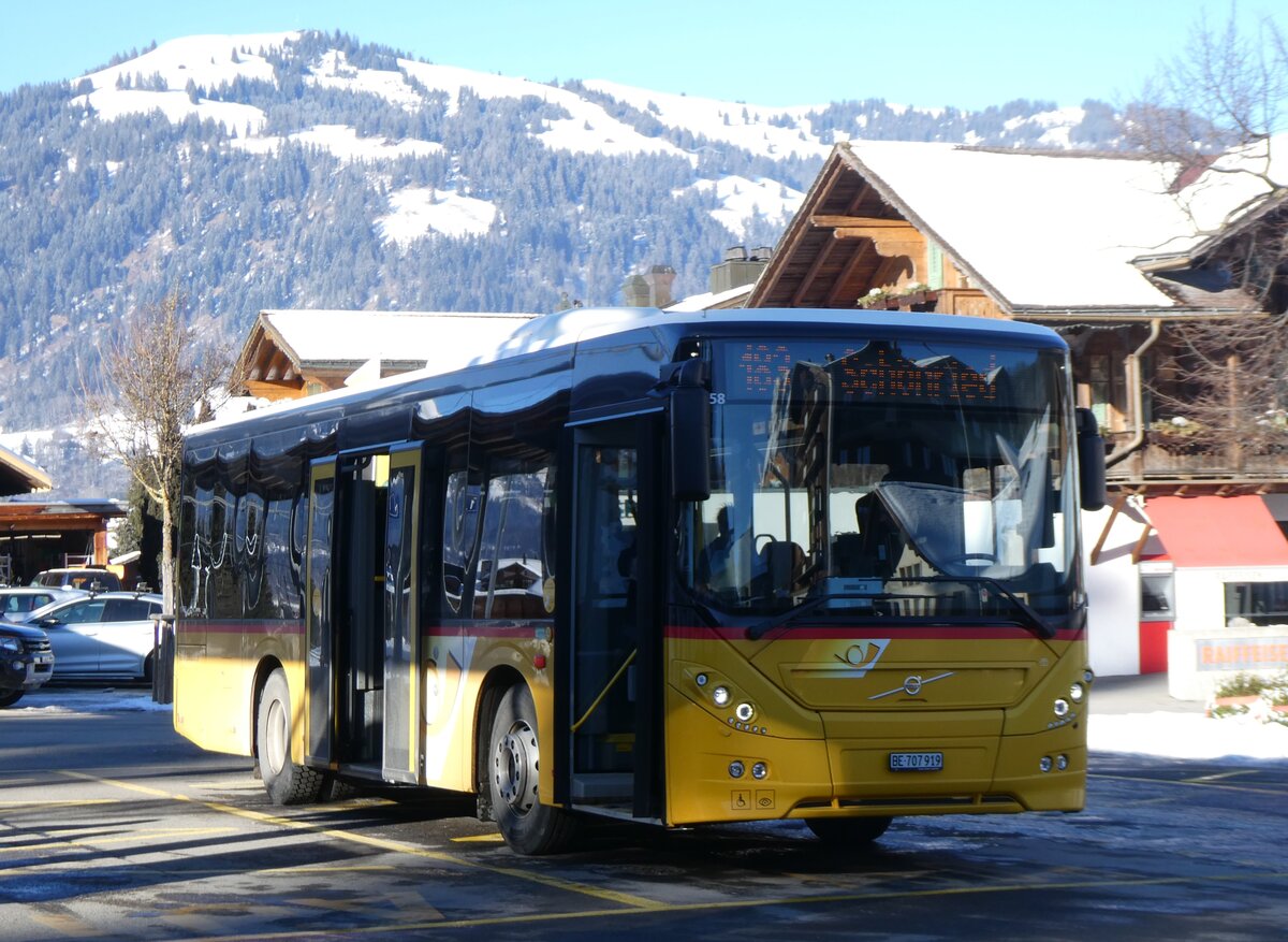 (271'128) - PostAuto Bern - BE 707'919/PID 11'458 - Volvo (ex K�bli, Gstaad) am 13. Januar 2025 beim Bahnhof Gstaad