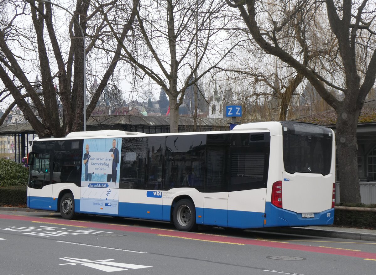 (271'175) - VBL Luzern - Nr. 87/LU 15'691 - Mercedes am 14. Januar 2025 beim Bahnhof Luzern